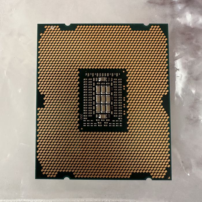 Процессор Intel Xeon E5‑2640 / 6 ядер, 12 потоков. Рабочий