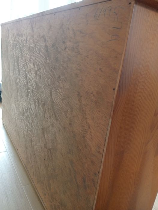 Conjunto de mesa de sala de jantar e cadeiras e um armário