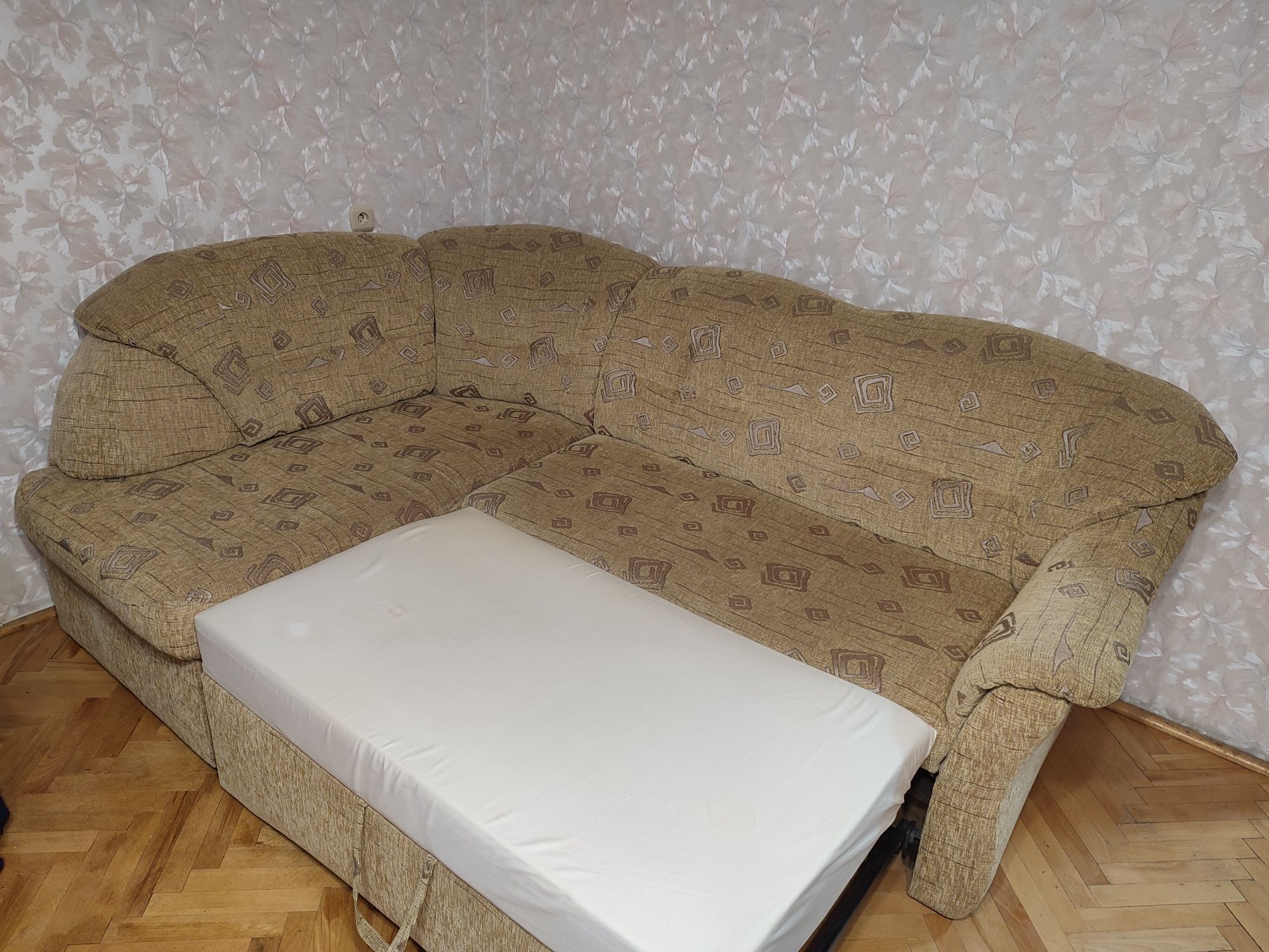 Rogówka, kanapa beżowa