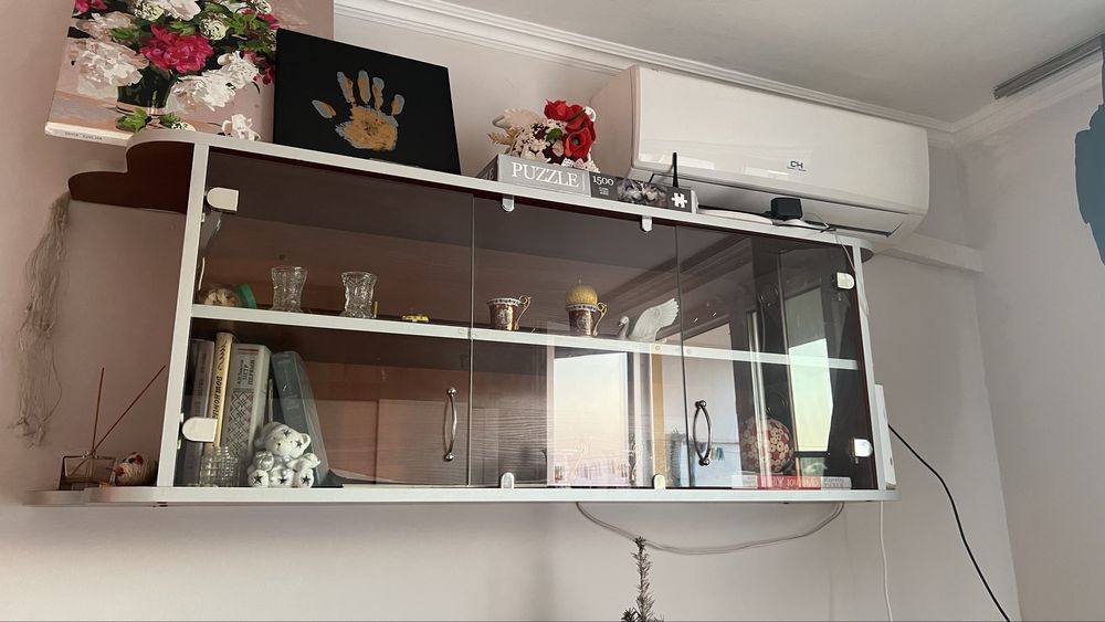 Навесные полки антресоль со стеклянными дверями и подсветкой