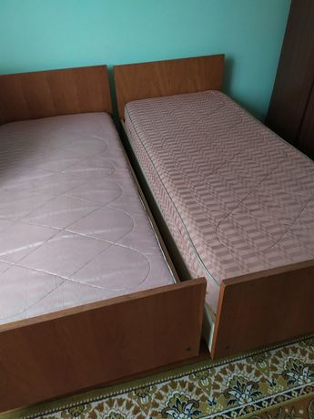 Продам односпальне ліжко з матрасом
