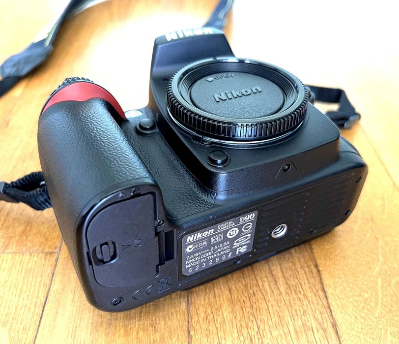 Nikon D90 - Câmera DSLR + Acessórios: Em excelente Estado
