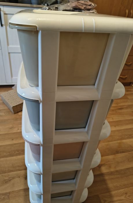 Regał z szufladami wysokiej jakości plastik