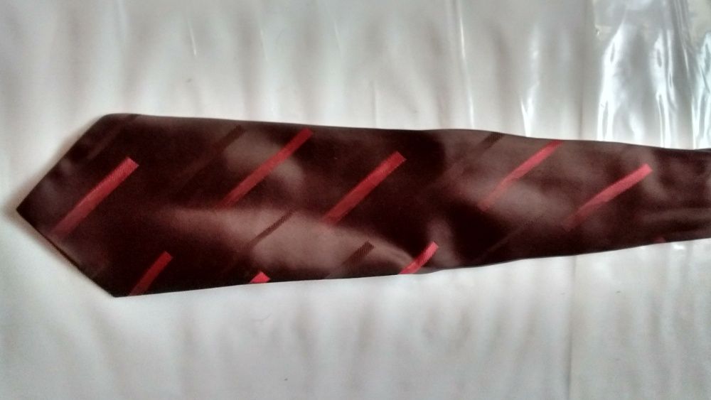 Для мужской рубашки бордовый галстук