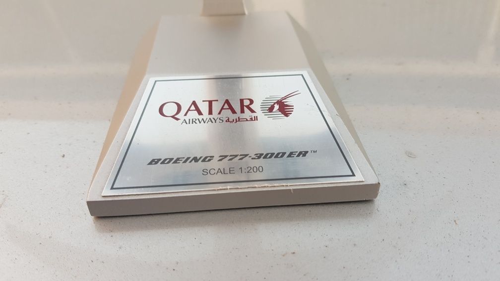 Avião de coleção Qatar 777-320er
