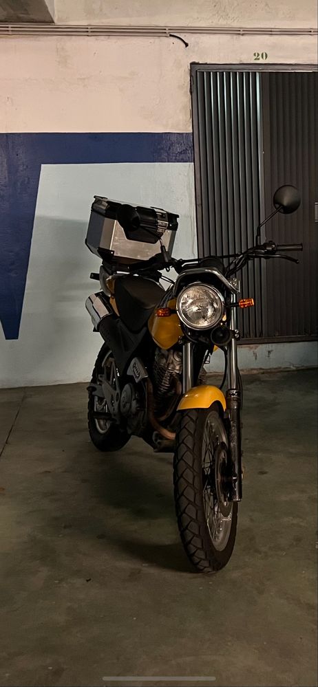 Honda SLR 650 com mala Givi