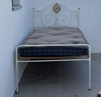 Cama de ferro de solteiro