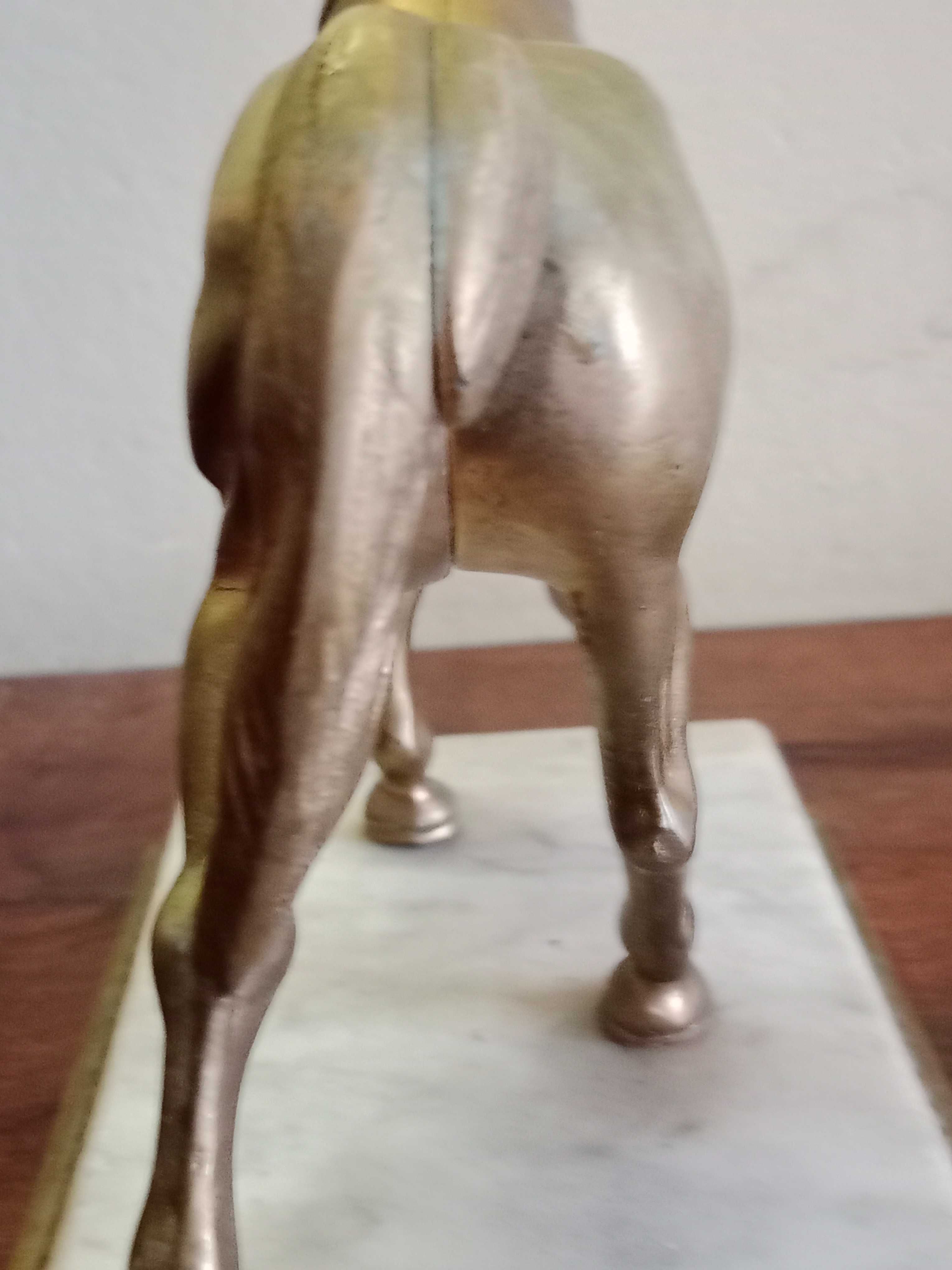 Figura Koń z mosiądzu na podstawie marmurowej