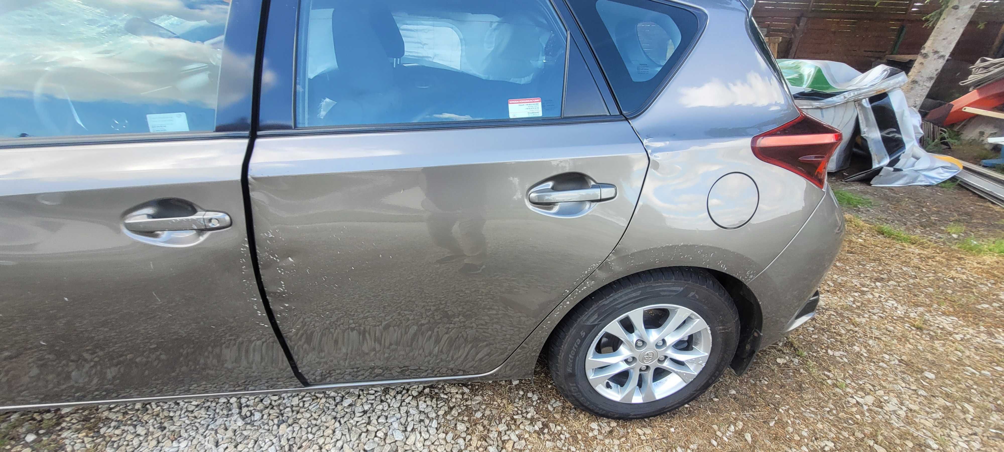 Toyota Auris uszkodzony