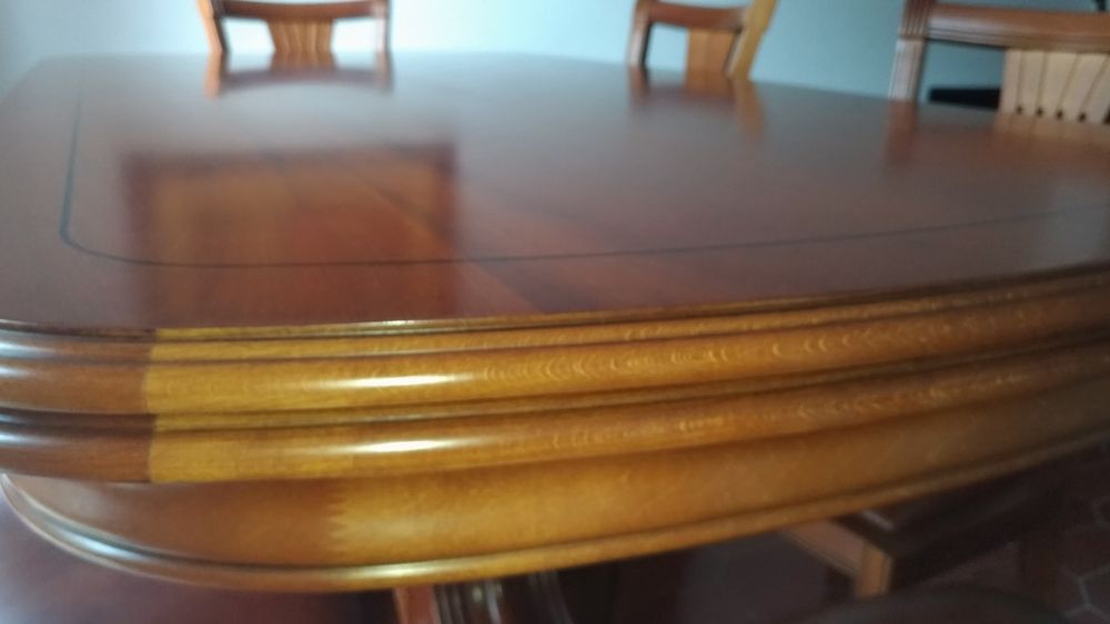 Mesa de sala em madeira de cerejeira  cadeiras.