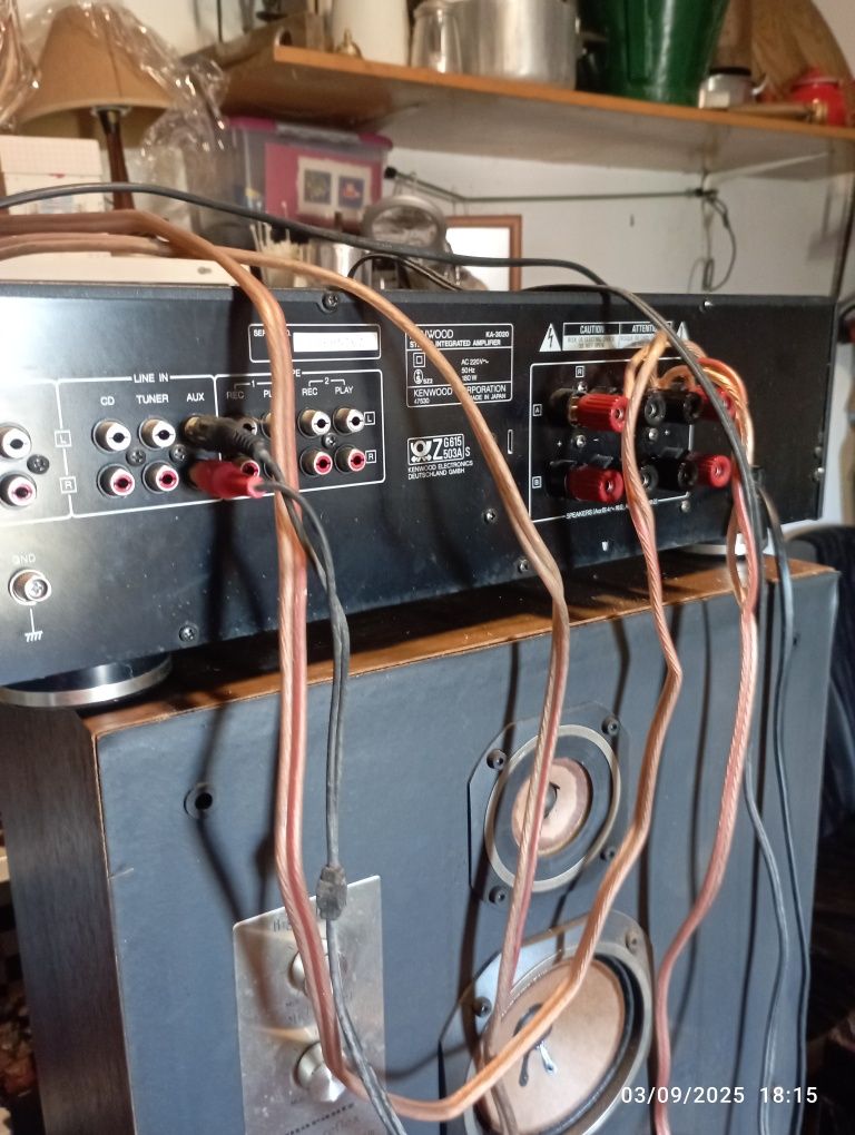 Colunas, rádio e amplificador vintage