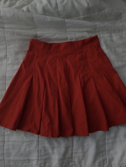 Saia vermelha com ziper do lado