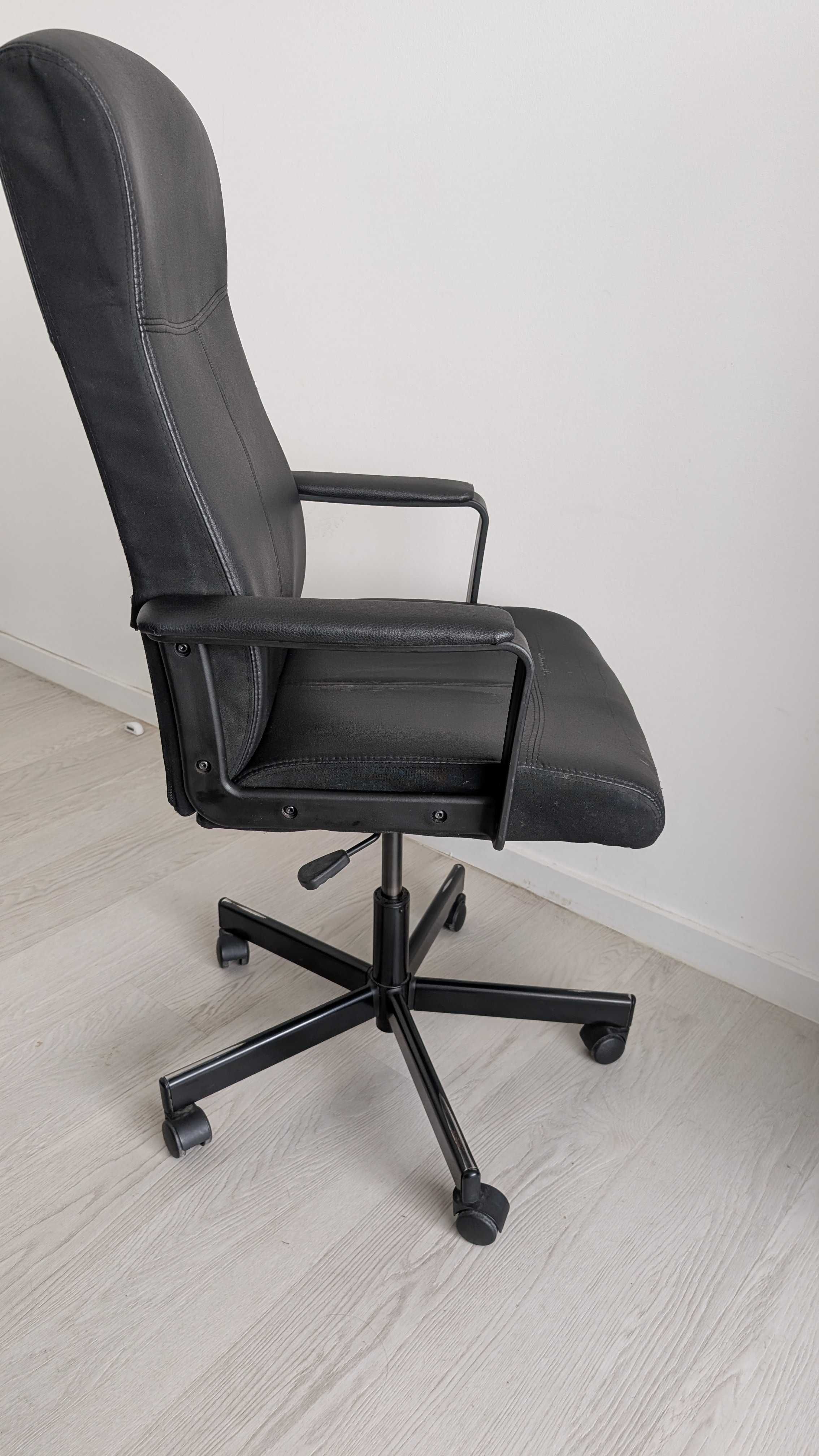 Cadeira de Escritorio Millberget (Bomstad preto)