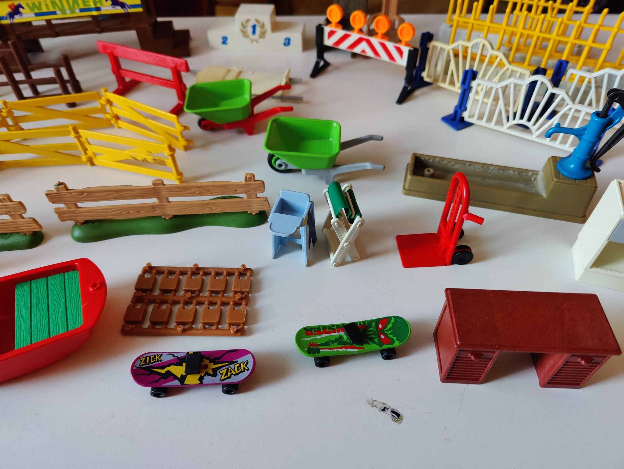 Elementy Playmobil- nosze, kroplówką, plotki, łódź, deskorolki