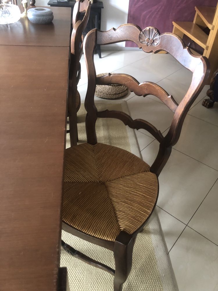 Drewniany stół krzesła
