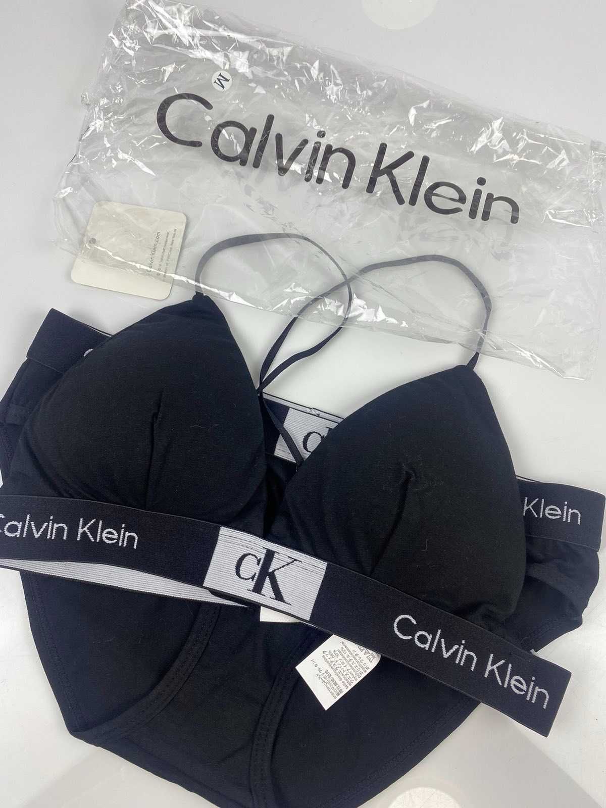 Жіночій комплект Calvin Klein.