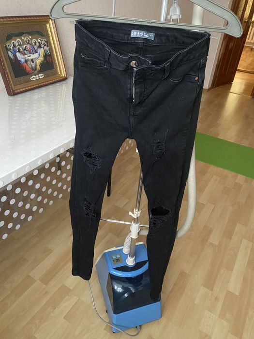 Джинсові штани. Рвані, чорного кольору.