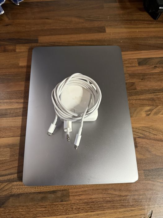 macbook pro 13 2020 rok 111 cykli jak nowy+ windows 11