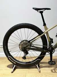 Stojak na rower drewniany czarny, rowerowy, prezent
