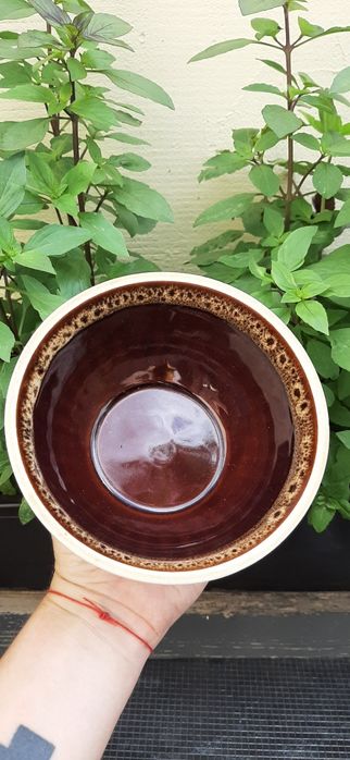 Тарелки и деревянные вилки и ложки