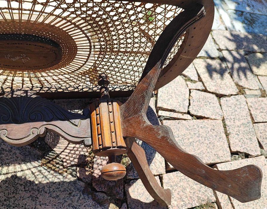 Mesa com tampo em palha muito antiga