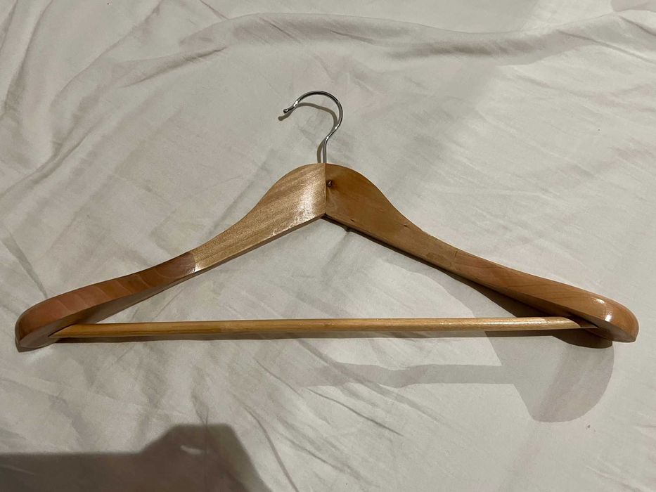 Cabides de Madeira para Fatos/Casacos Ombro Largo (5 Claros 3 Escuros)