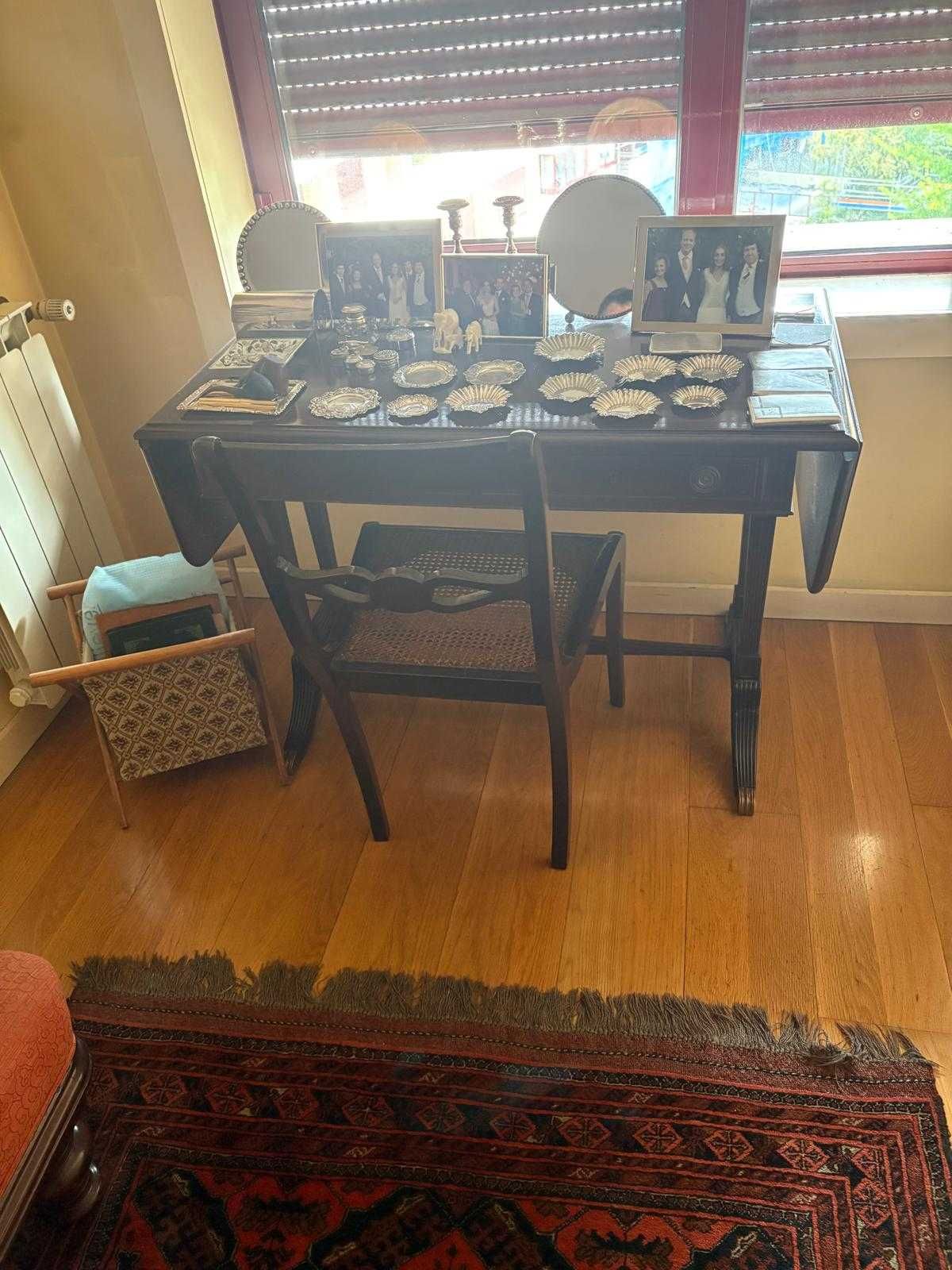 Mesa de apoio com 4 gavetas de arrumaçãp