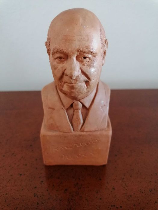 Busto de "Tancredo Neves", antigo primeiro-ministro do Brasil.