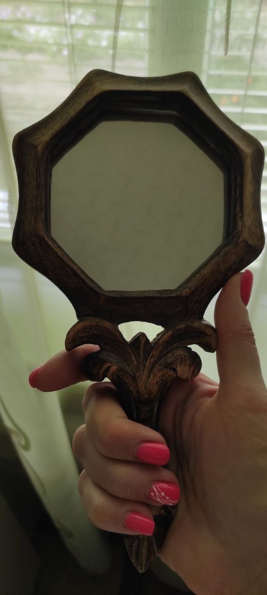 Зеркало в деревянном обрамлении