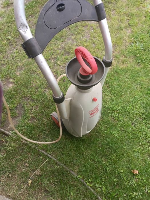 Opryskiwacz ogrodowy na kółkach z wysięgnikiem