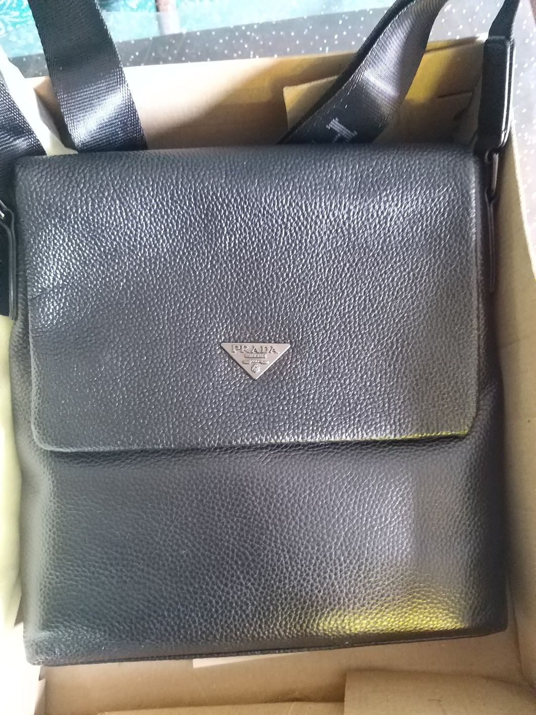 Продам мужскую сумку через плечо PRADA