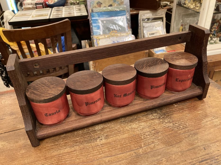 Conjunto potes especiarias SECLA com suporte e tampas em madeira