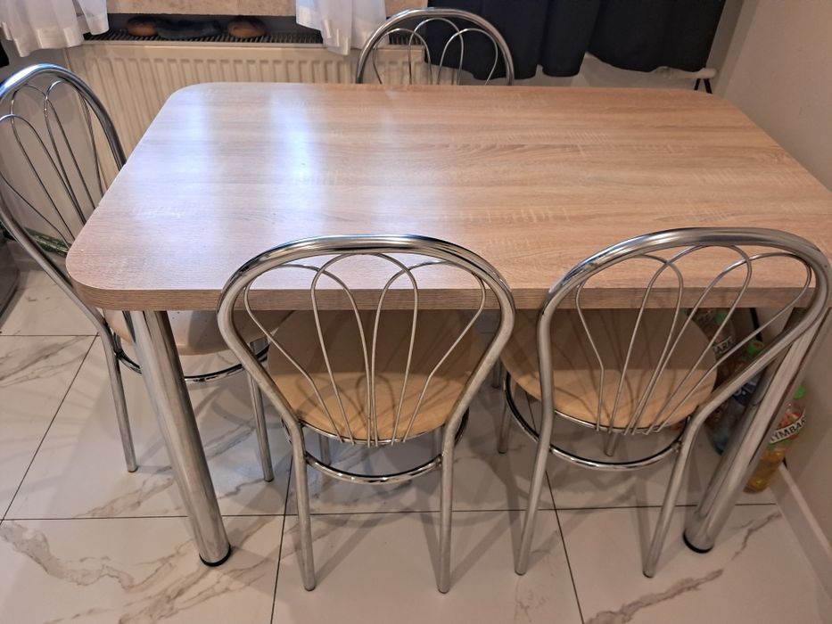 Stół z krzesłami