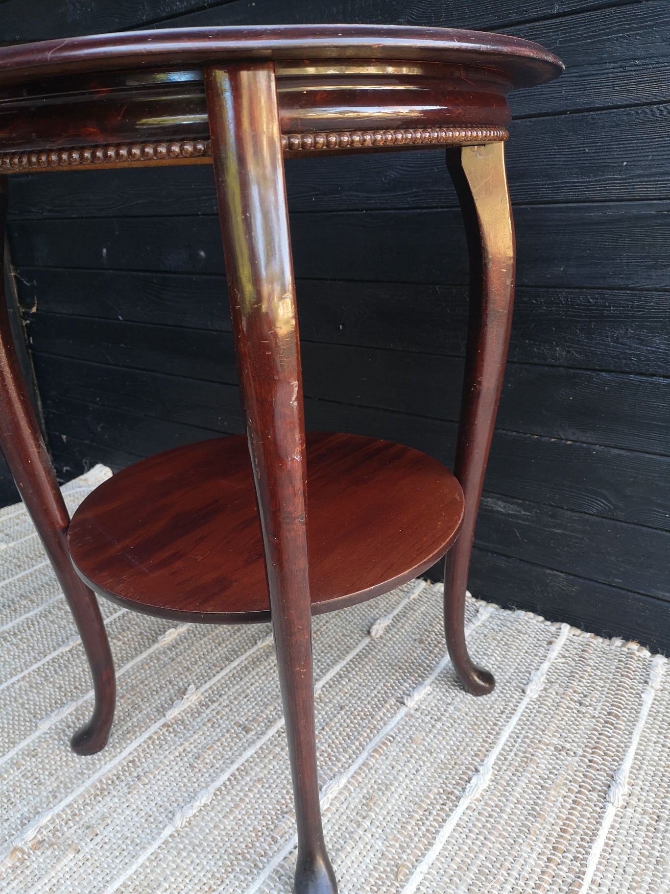 Stolik kawiwy, drewniany z wygiętymi nóżkami