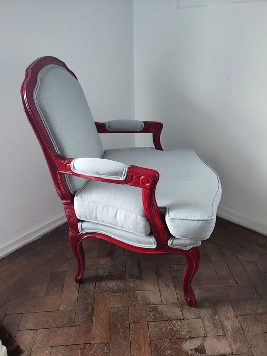 Um par de cadeiras estofadas