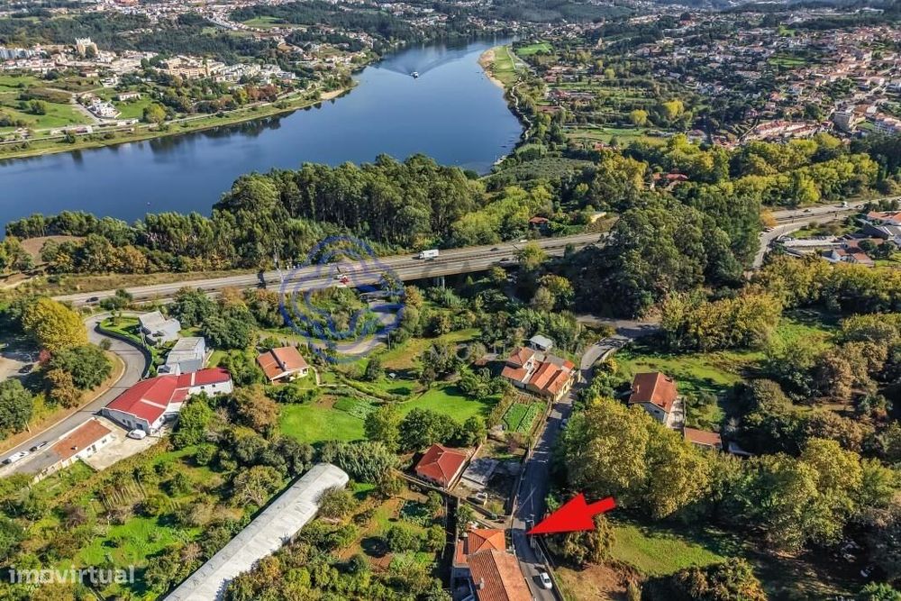 Moradia térrea T2 renovada em excelente estado na zona de Oliveira do