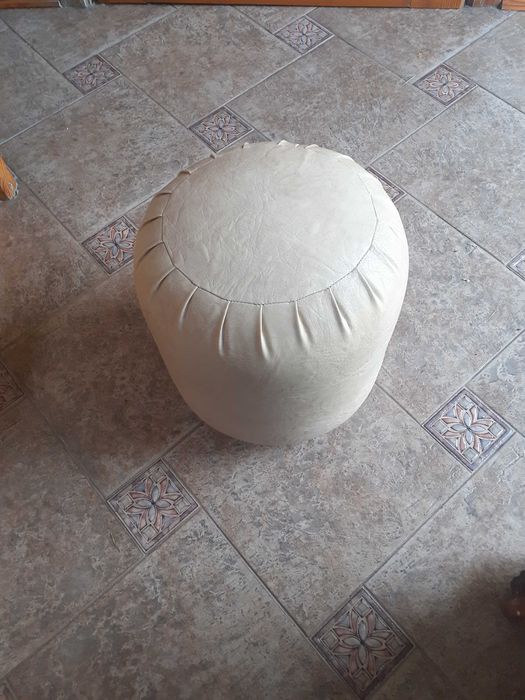 Beżowa pufa z ekoskóry