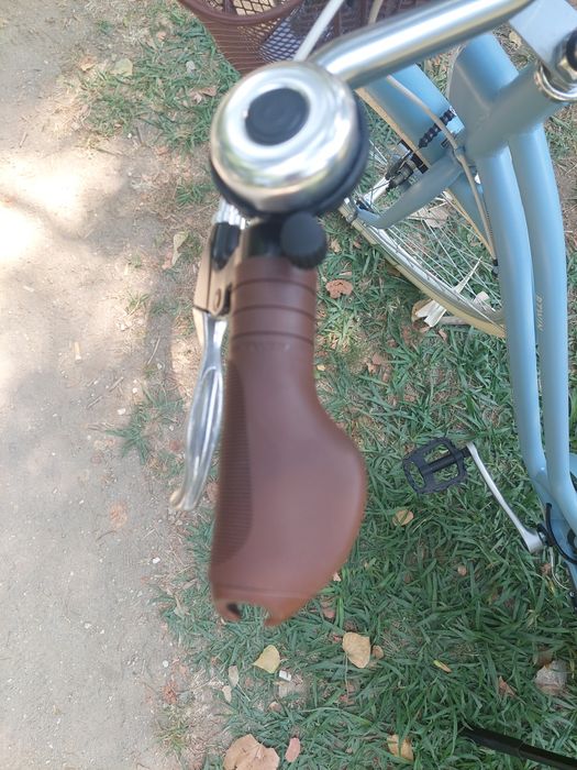 Bicicleta senhora azul BTWIN com cesto.