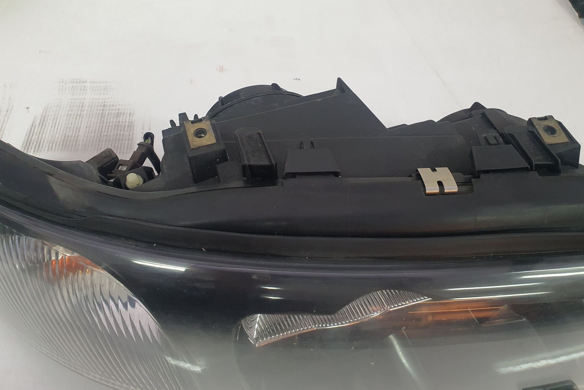 Volvo s60 v70 xc70 lampa prawa xenon