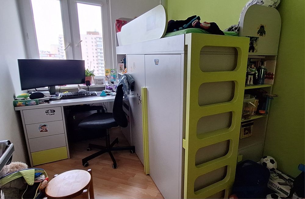 Łóżko piętrowe z garderobą i biurkiem