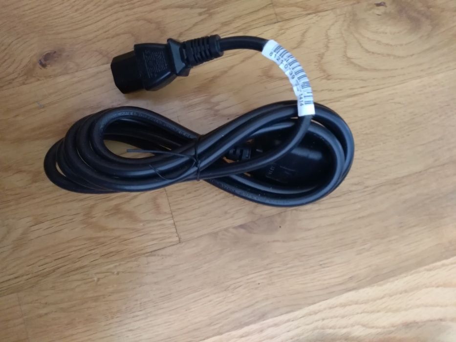 Kabel zasilający do komputera z wtyczka angielską.