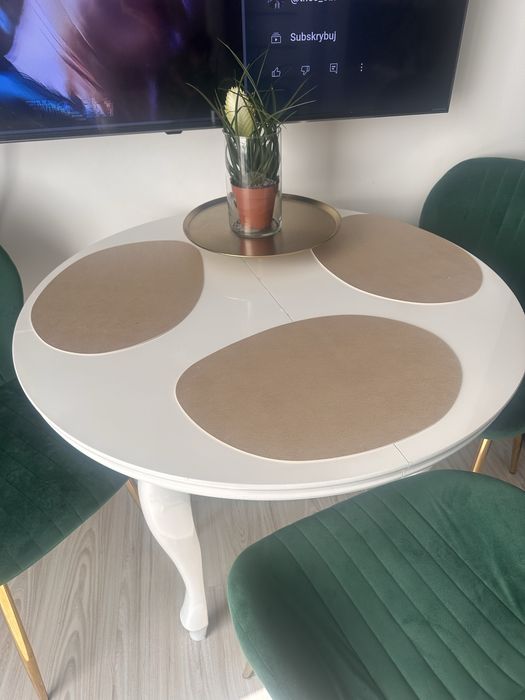 Biały, okrągły stół w stylu klasycznym