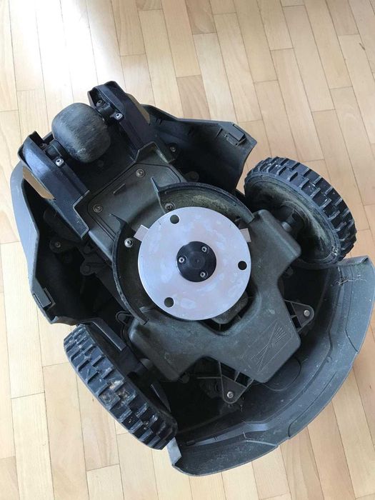 robot koszący kosiarka automatyczna Husqvarna Automower 105