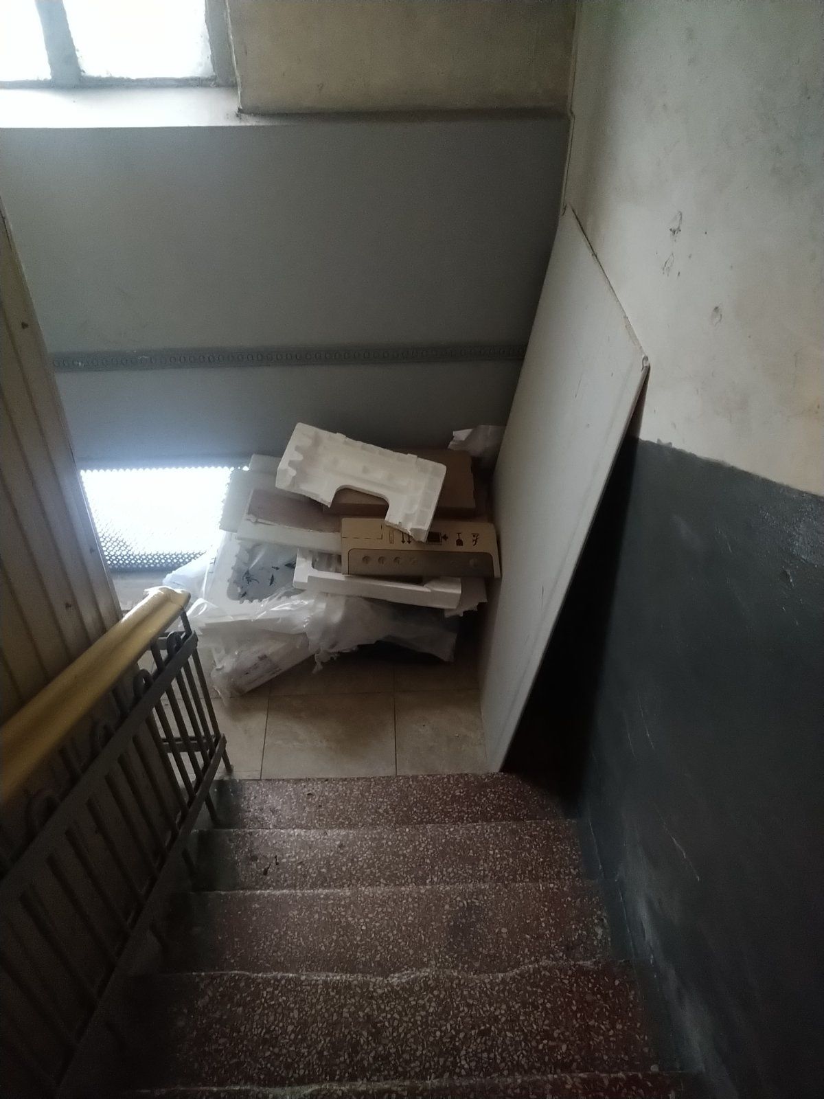 Вивіз сміття сьогодні Київ. Вивіз старих меблів та мотлоху Київ.