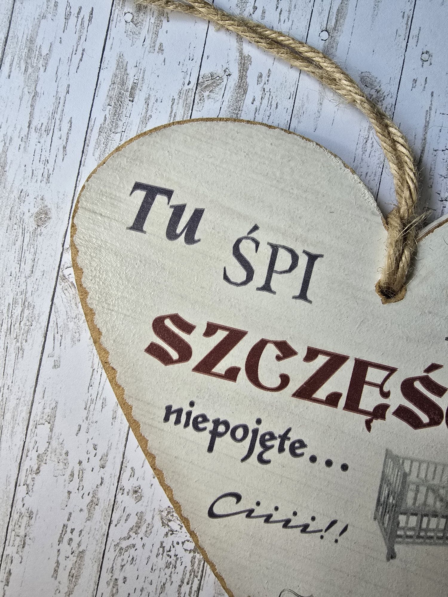 Drewniana zawieszka dekoracja dla maluszka dziecka