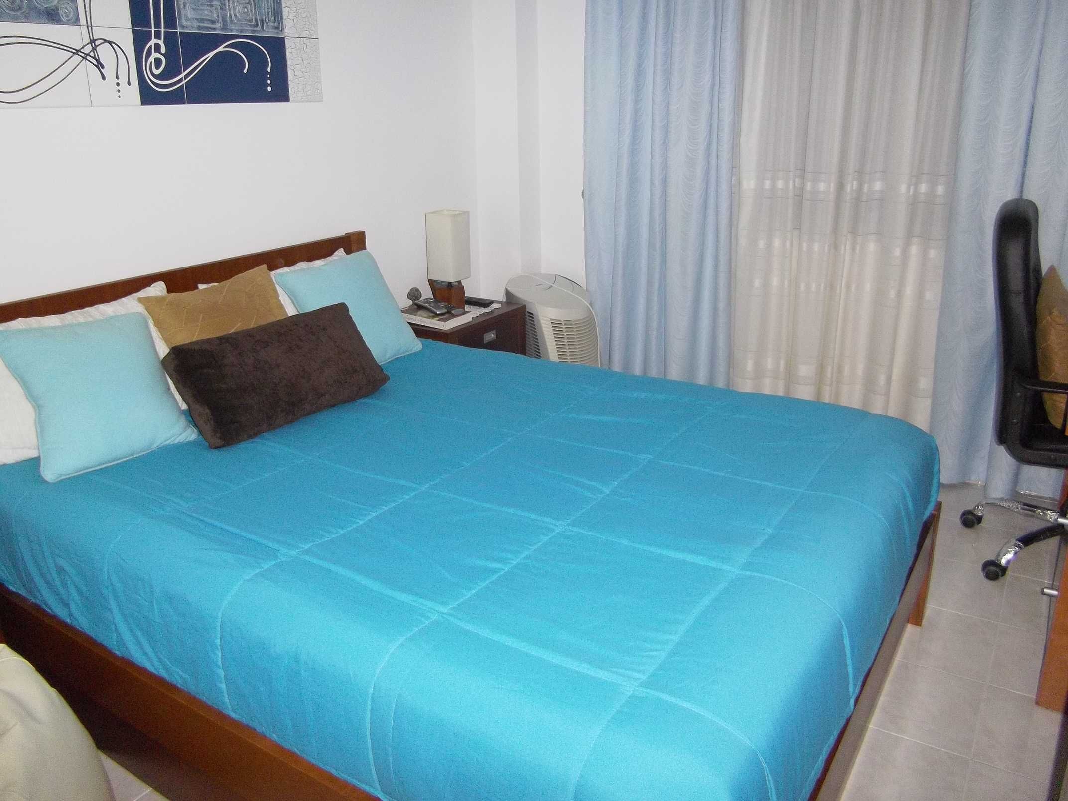 Cama + 2 Mesas cabeçeira + colchão + Puff