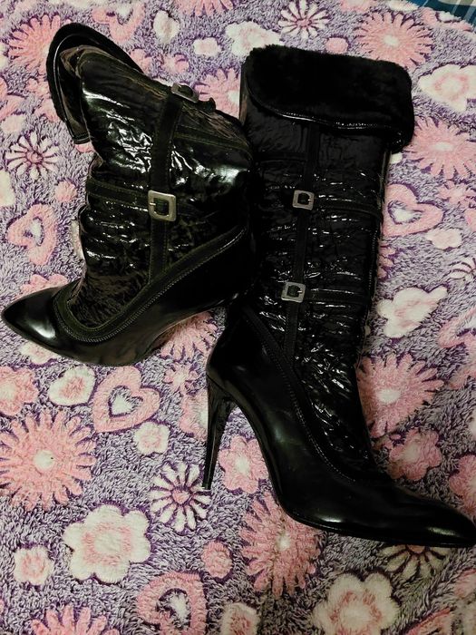 Шкіряні  лакові  чоботи.