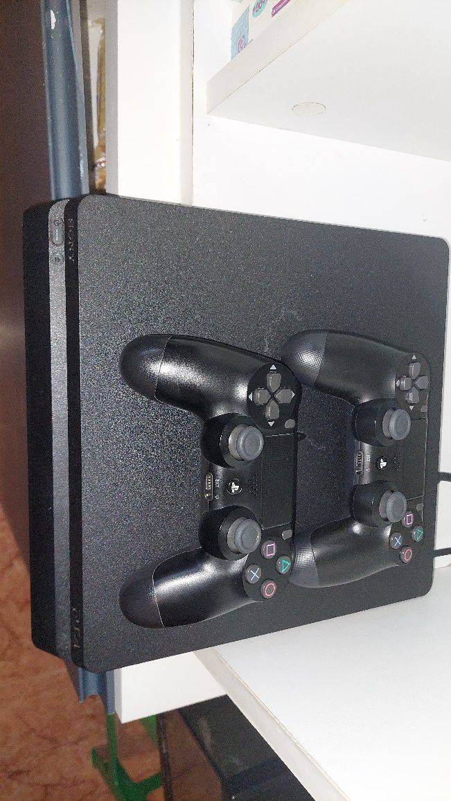 PS4 com dois comandos a funcionar e jogos