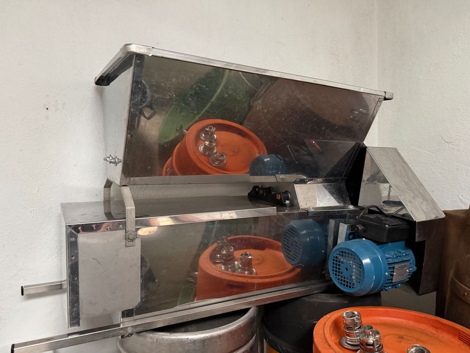 Esmagador de Uvas Elétrico Inox