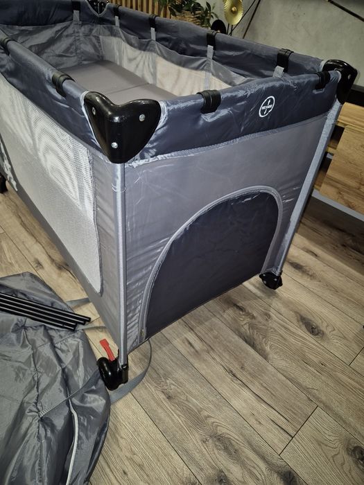 Łóżeczko turystyczne składane dwupoziomowe z materacem